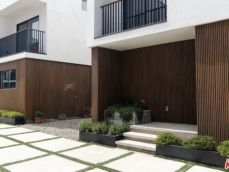 923 N Mariposa Ave #1/4 — Photo 1