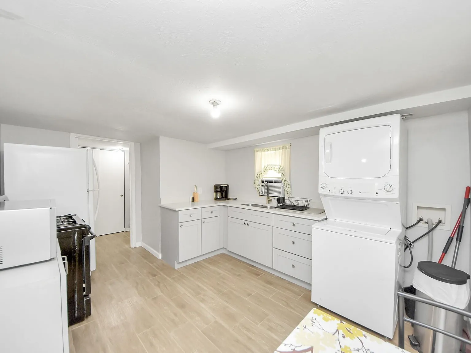 2 bed, 1.0 bath, 450 sqft, $1,700 — Photo 2