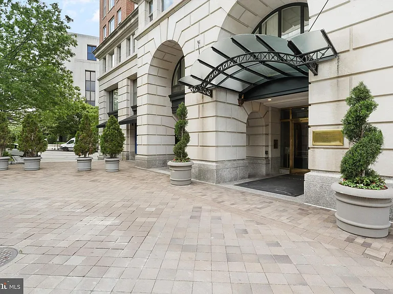 601 Pennsylvania Ave NW #910 — Photo 17