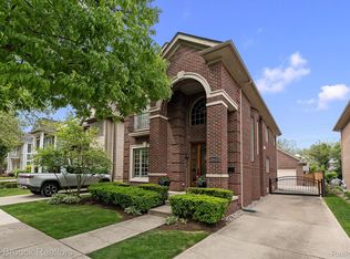 1045 Bennaville Ave, Birmingham, MI 48009