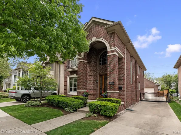 1045 Bennaville Ave, Birmingham, MI 48009
