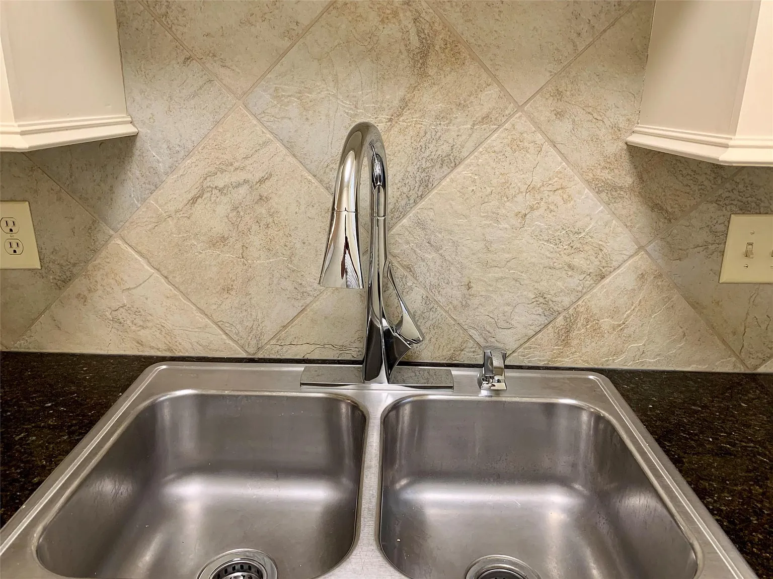 1 bed, 1.0 bath, 722 sqft, $1,000 — Photo 2