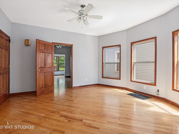 4th image of 2553 Broadway St