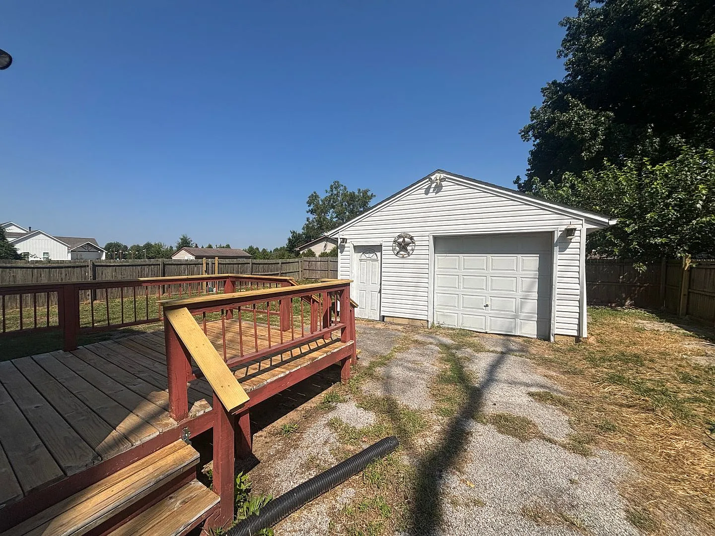 2 bedroom with detached garage and fenced in yard — Photo 3