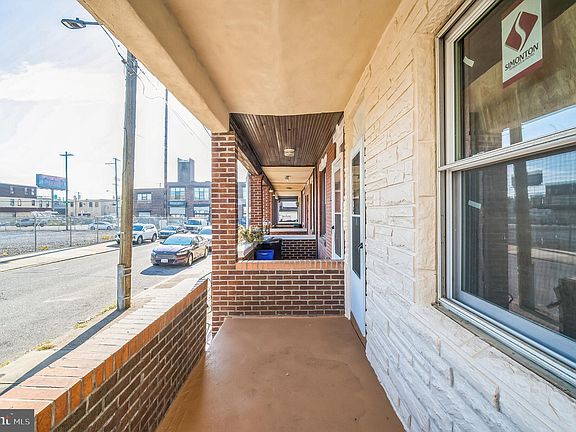 3rd image of 2736 E Schiller St