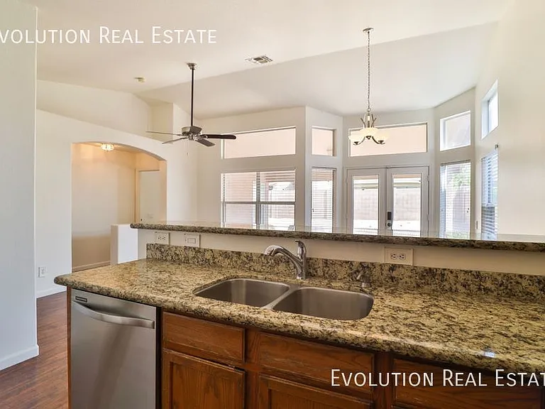 3226 E Sequoia Dr — Photo 14