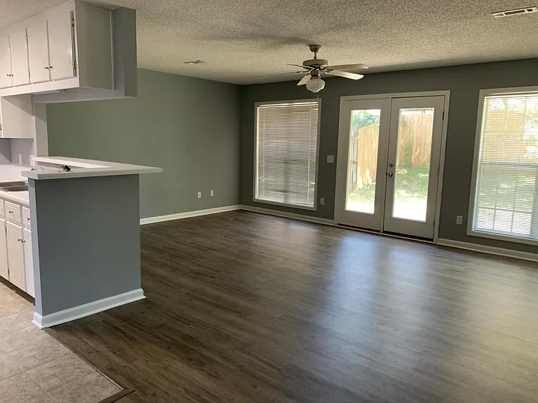 104 Commons Dr — Photo 4