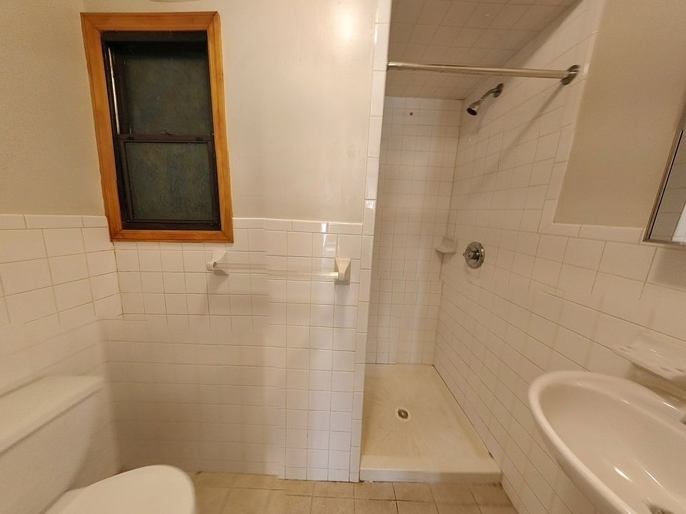 2nd image of 344 E 9th St APT Bw