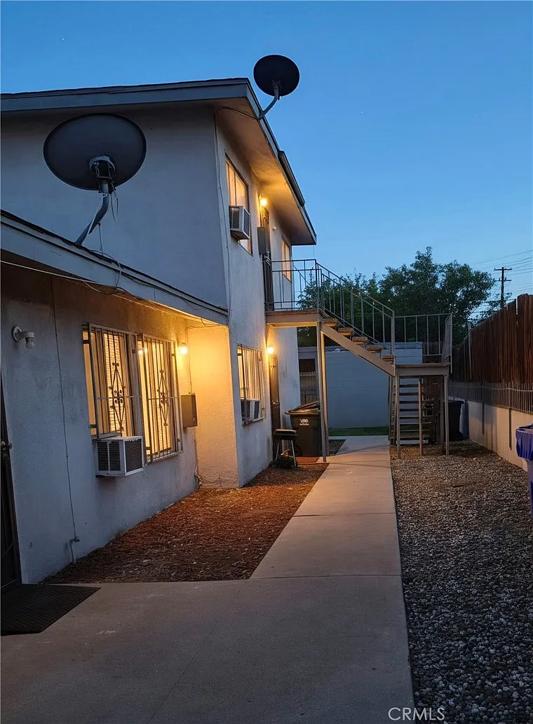 2 bed, 748 sqft, $1,800 — Photo 2