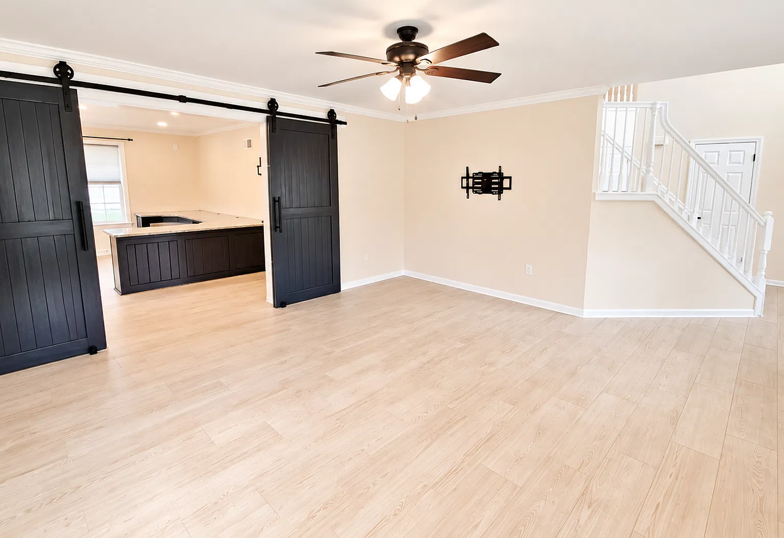4 Bed / 2-1/2 Bath Single Family Home — Photo 4