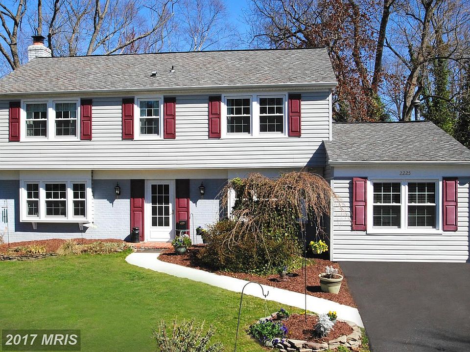 Gracious and Spacious Colonial in Verdant Environs