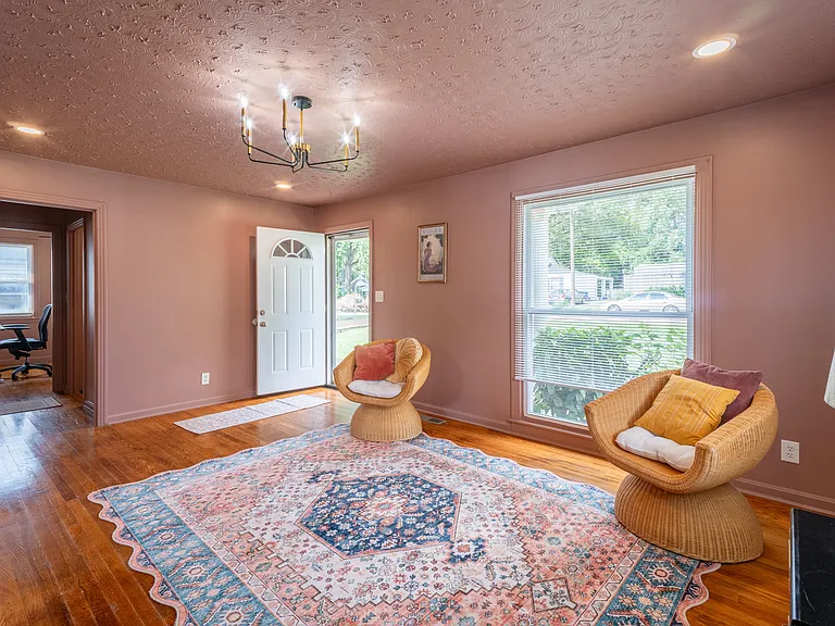 Fairlane Dr — Photo 10