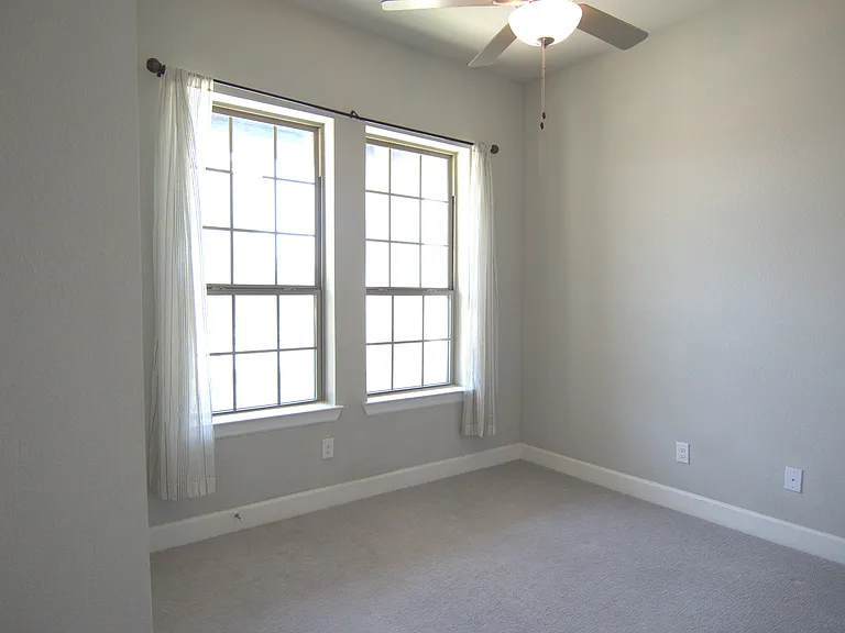 2900 Bluff Creek Dr — Photo 5