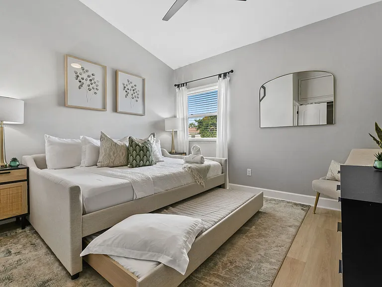 La Palma Ct — Photo 5