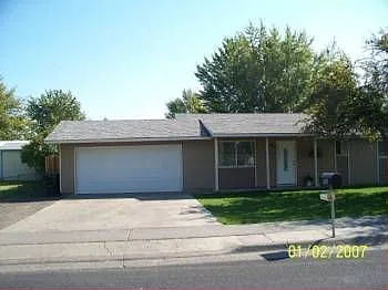 240 NE 9th St photo 1