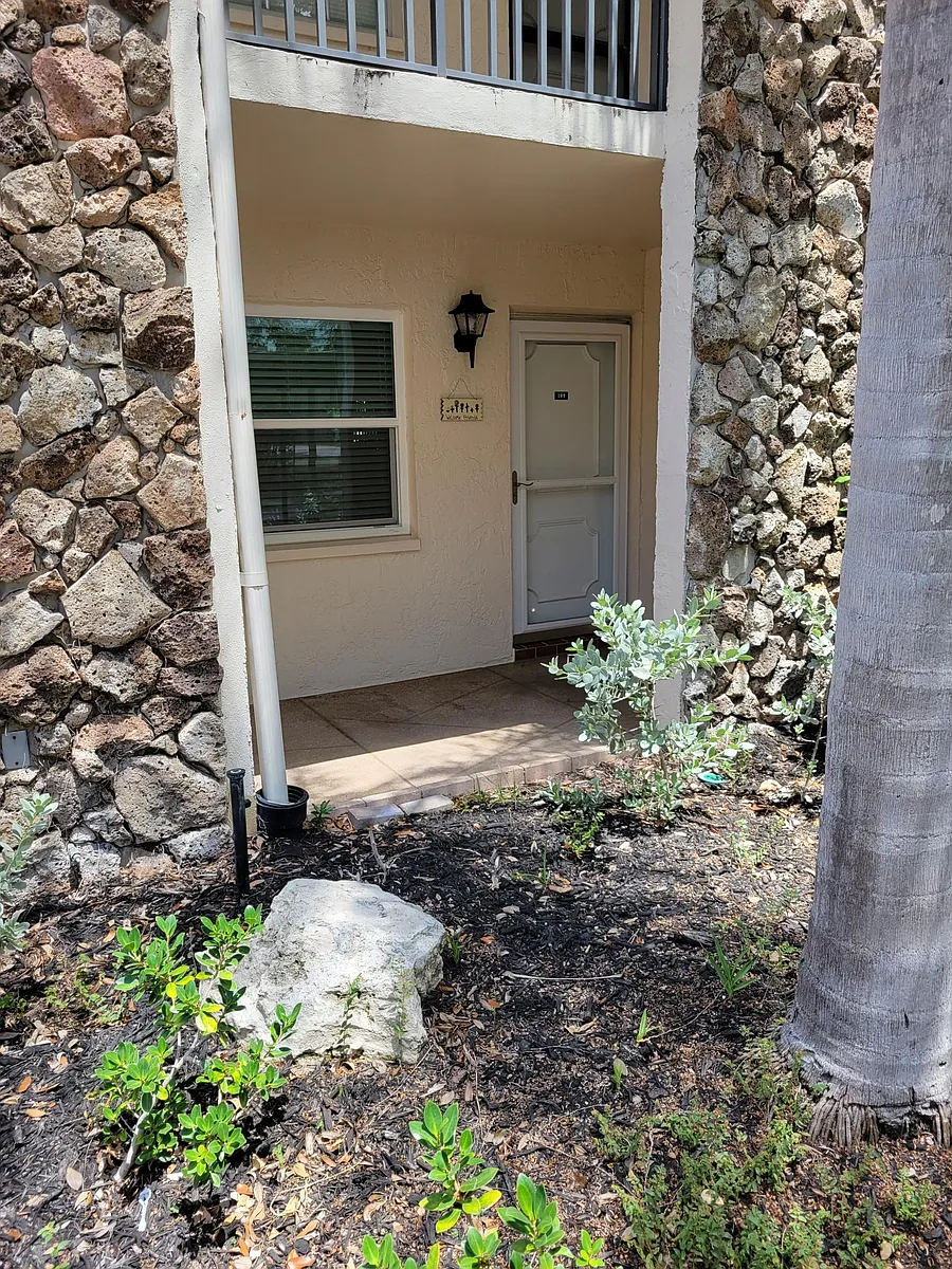 Front entry - 820 Patricia Ave #109