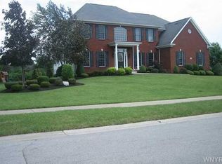 25 Beresford Ct, Williamsville, NY 14221