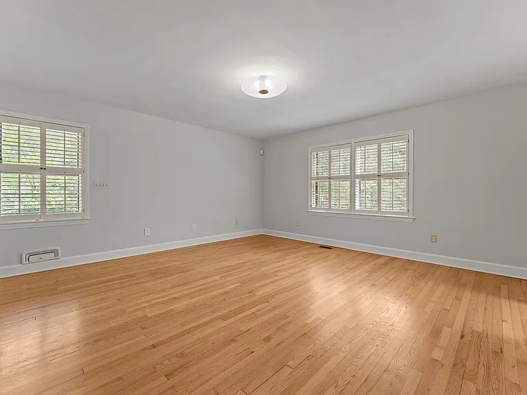 225 Arbutus Rd — Photo 30