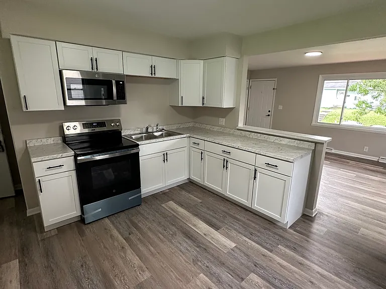 325 S Highland Ave — Photo 1