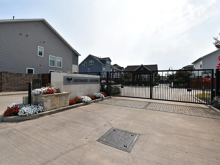 10914 Brambling Wood Dr S — Photo 36