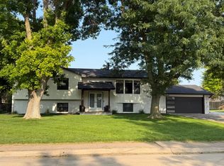 1318 Regency Dr, Hastings, NE 68901