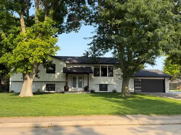 1318 Regency Dr, Hastings, NE 68901