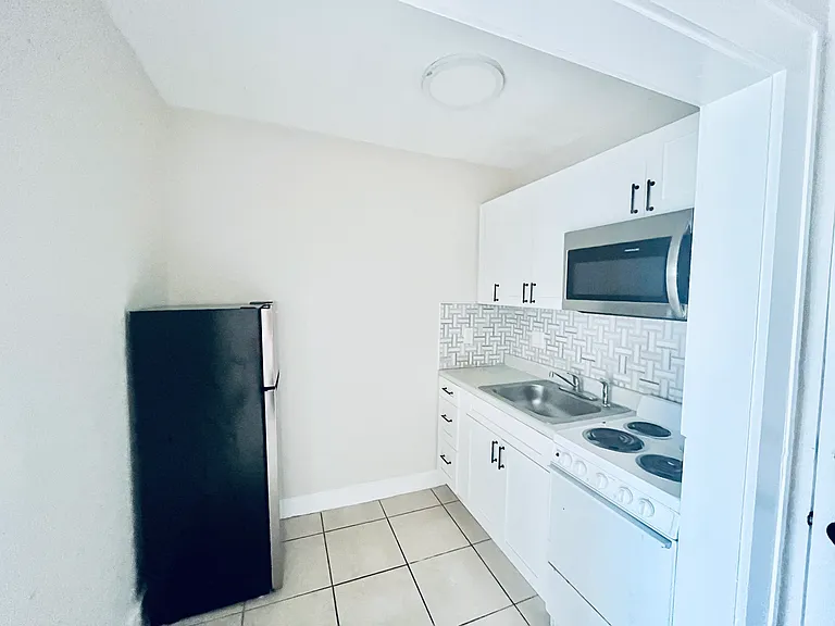360 13th Ave NE — Photo 2