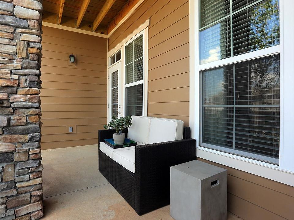 The Promenade Apartments at Pinnacle Hills 4101 W Huntington Dr