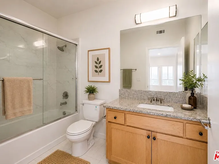 12132 Hart St #301 — Photo 11