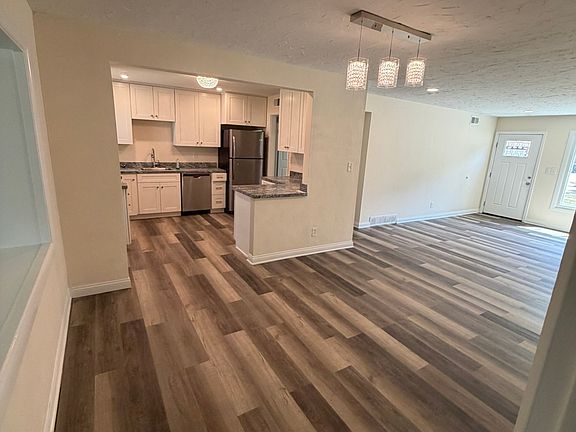 4th image of 670 Hemlock Dr