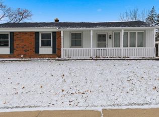 7553 S Chapel Dr, Oak Creek, WI 53154