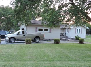 15 Oakwood Dr, Blue Grass, IA 52726