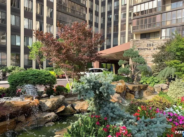 300 Winston Dr APT 2215, Cliffside Park, NJ 07010