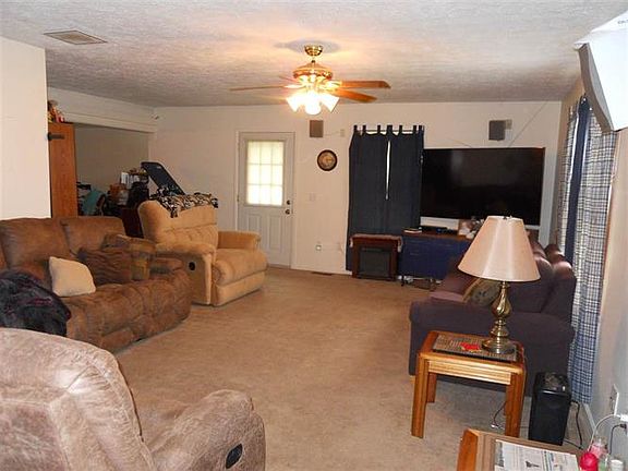 4th image of 408 Country Ln