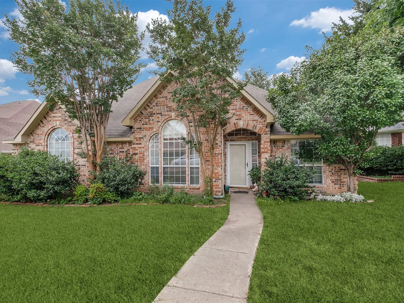 4 bed, 2.0 bath, 1898 sqft, $2,575 — Photo 2