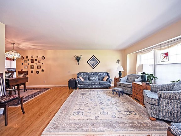 4th image of 2515 Fairhill Dr
