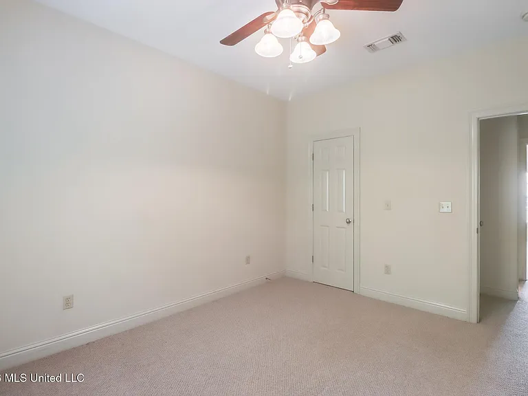 940 Jefferson Dr — Photo 12