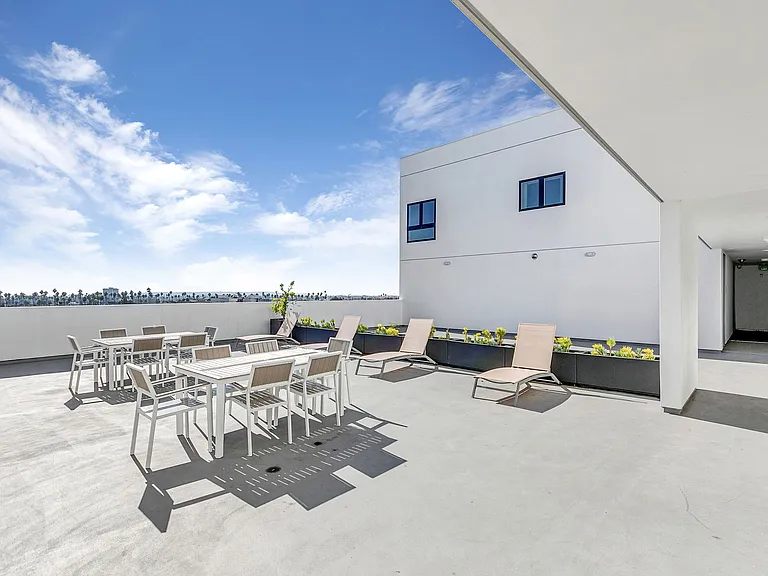 825 Coronado-Building — Photo 9