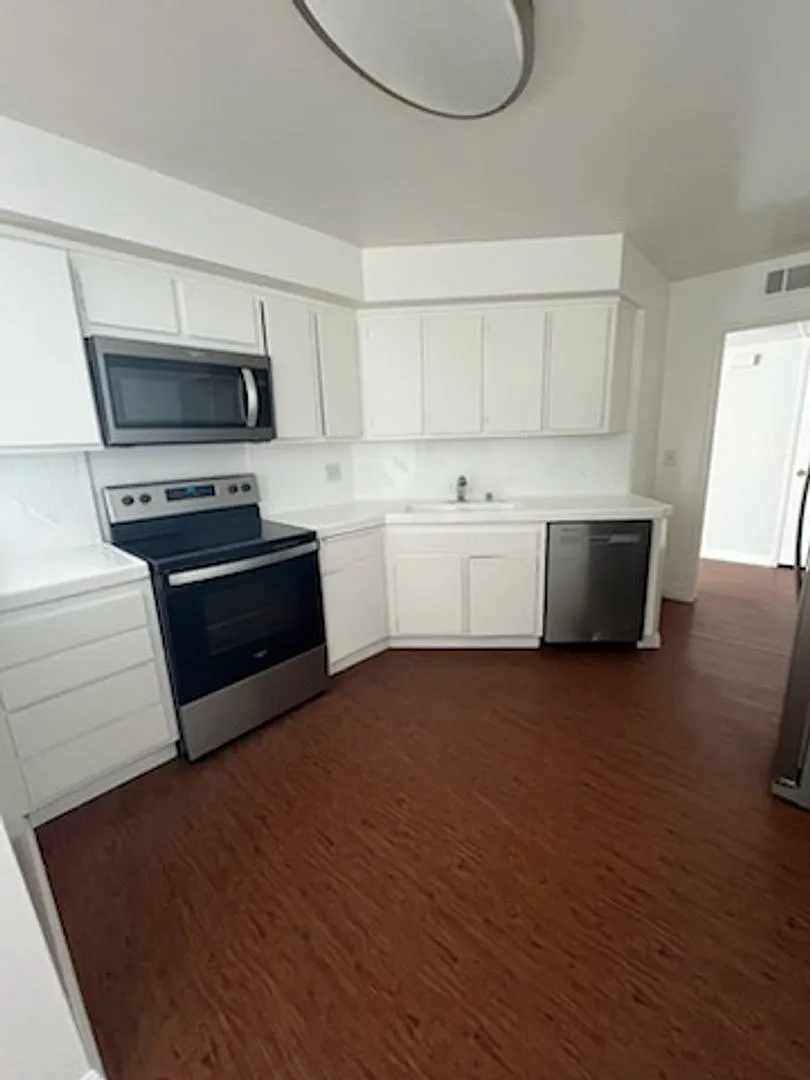 17440 Burbank Blvd — Photo 3