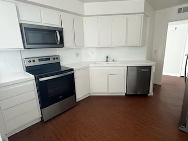 17440 Burbank Blvd — Photo 3
