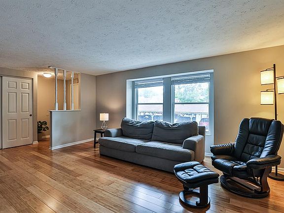 4th image of 997 Woodlyn Dr N