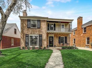 1200 E Courtland Pl, Whitefish Bay, WI 53211