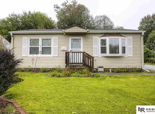 7118 La Vista Dr, La Vista, NE 68128