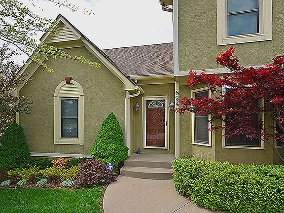 2nd image of 624 Taylor Dr