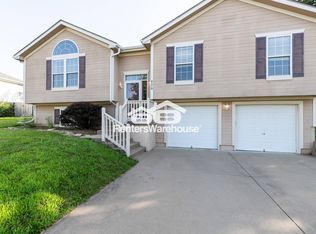 804 Stratford Dr, Raymore, MO 64083