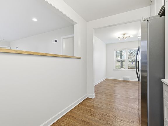 3rd image of 7304 Beverly St