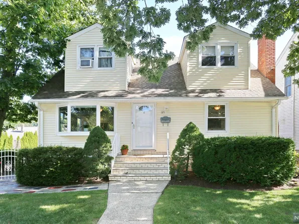 121 Bergen Ave, Waldwick, NJ 07463