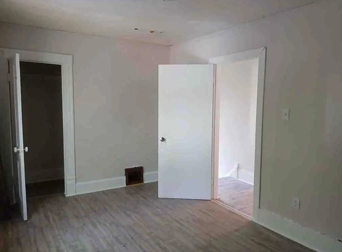5 bed, 2.0 bath, 2000 sqft, $1,900 — Photo 3