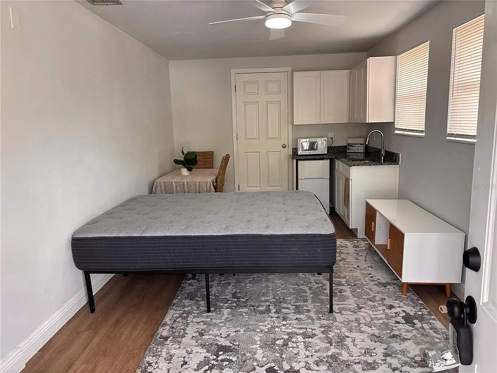 Studio, 1.0 bath, 350 sqft, $1,100 — Photo 4