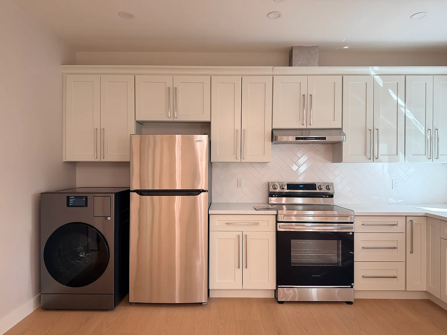 2 bed, 820 sqft, $4,150 — Photo 1